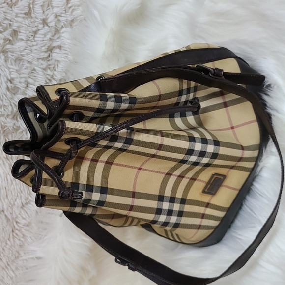 💯 Authentic Burberry Handbag 🍀 - Picture 2 of 14